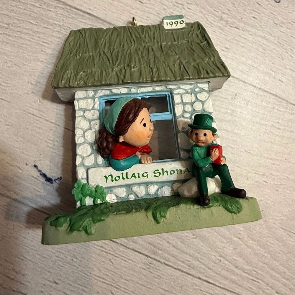 1990 Hallmark Keepsake Ornament‎ Irish Windows of the World with Box Christmas